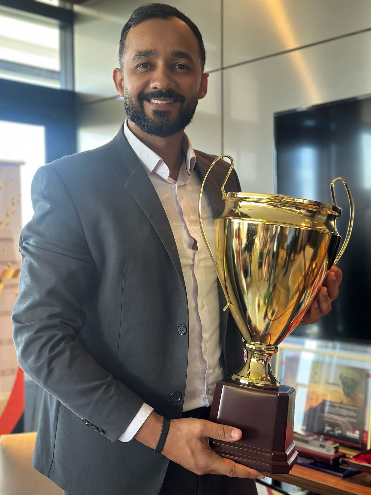Emerson Santos celebrando uma conquista profissional