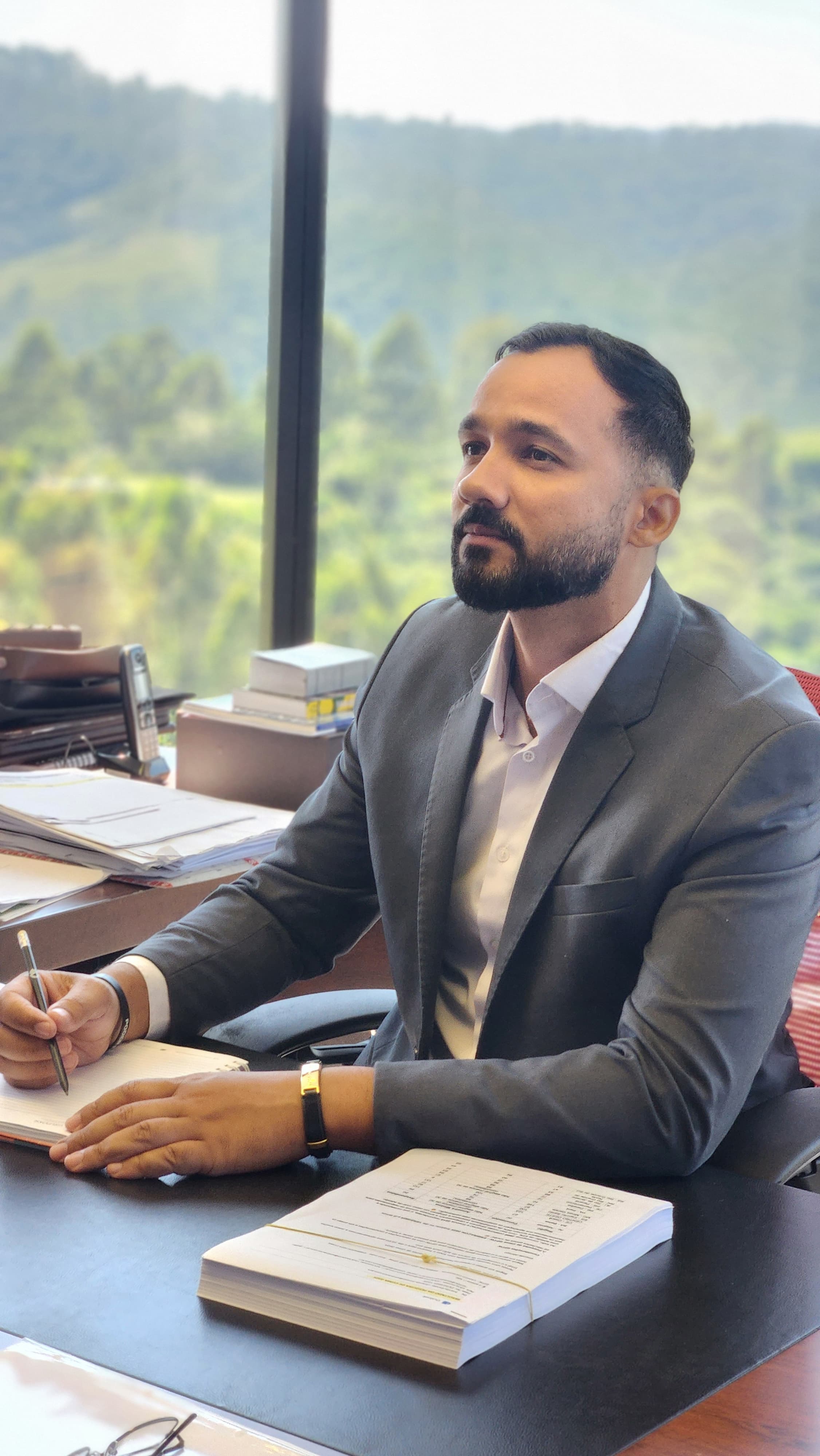Emerson Santos, fundador da Santos Capital, em seu escritório
