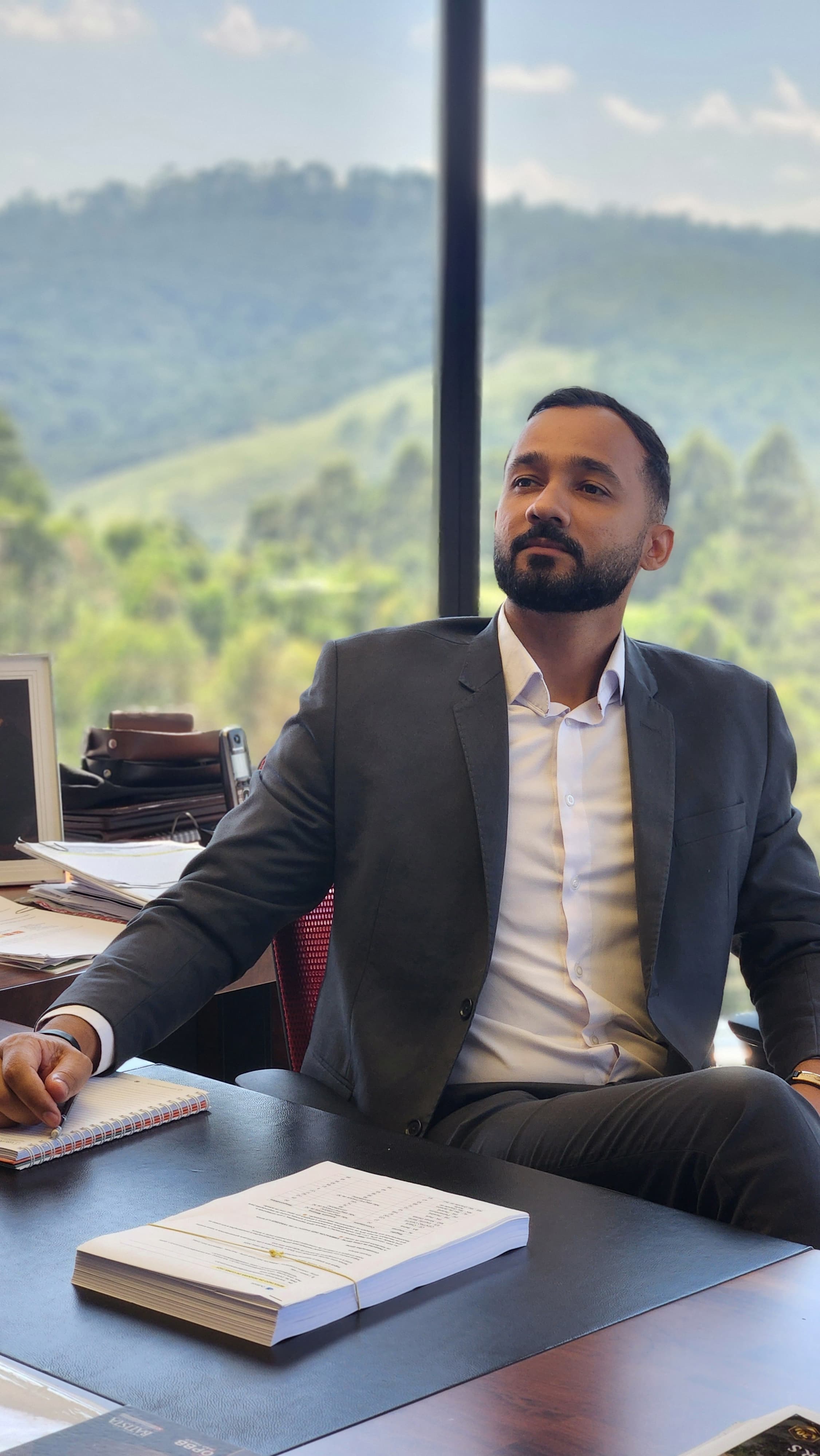 Emerson Santos em seu escritório com vista para as montanhas